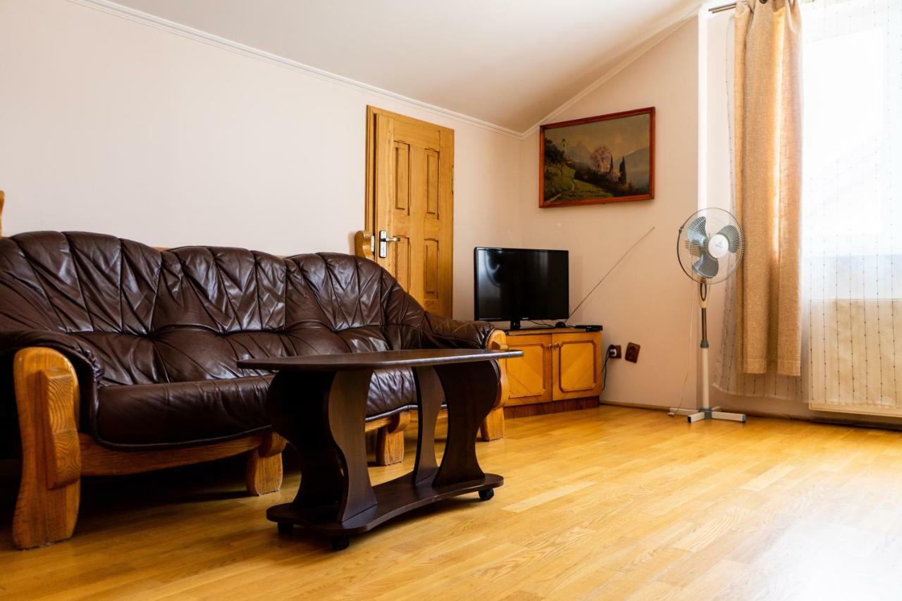 Hostel Villa Roma Leopoli Esterno foto